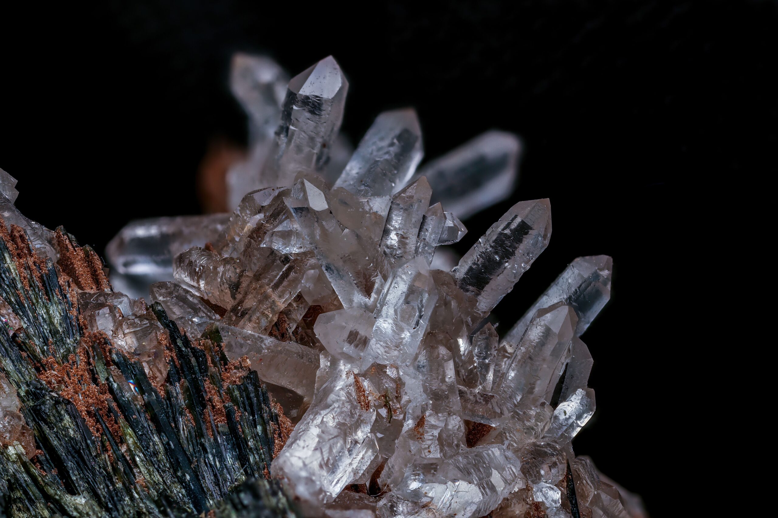 Clear, doubly-terminated quartz crystals like Herkimer diamonds